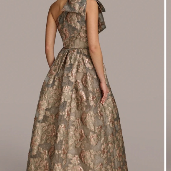 Donna Karan - Picture 2 of 3